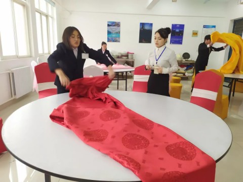 以赛促学！开云kaiyun网页版举办酒店管理专业“中西餐宴会摆台”比赛