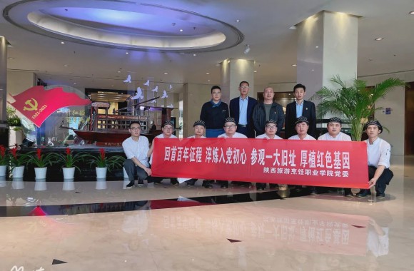 开云kaiyun网页版副院长杨文利一行前往浙江嘉兴博雅酒店看望实习学生并召开座谈会