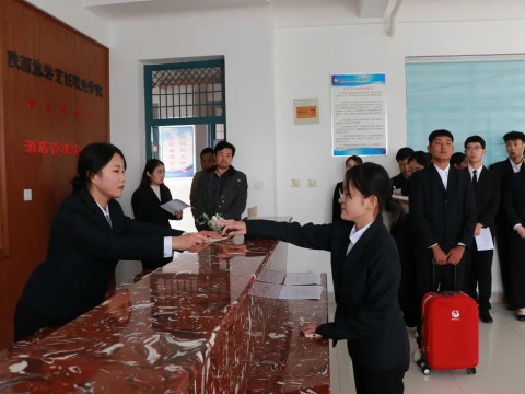 开云kaiyun网页版酒旅专业组织2021级新生开展前厅服务实训考核